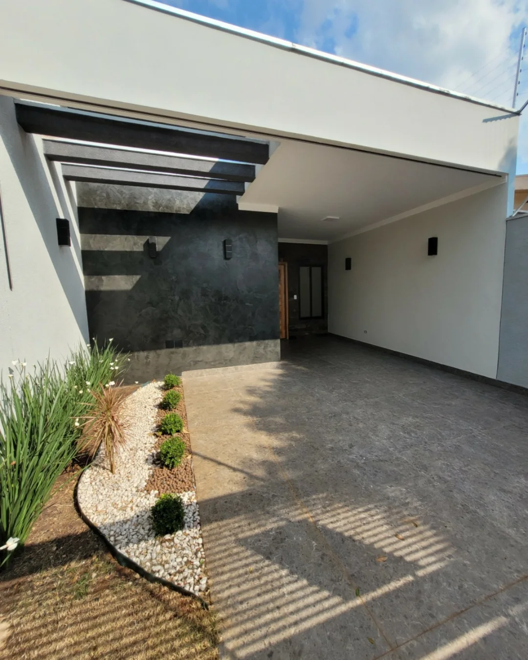 Fachada · Pergolado e jardim — MHS Construtora